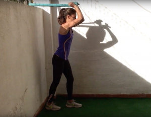 3-ejercicios-de-triceps-sencillos-con-gomas-o-banda-elastica-1